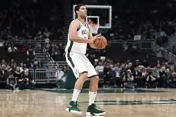 爱游戏体育-密尔沃基雄鹿集结日扳平良机北京首钢国际比赛日队长鼓劲，媒体一致点评：塔图姆新星险胜表现惊艳的简单介绍