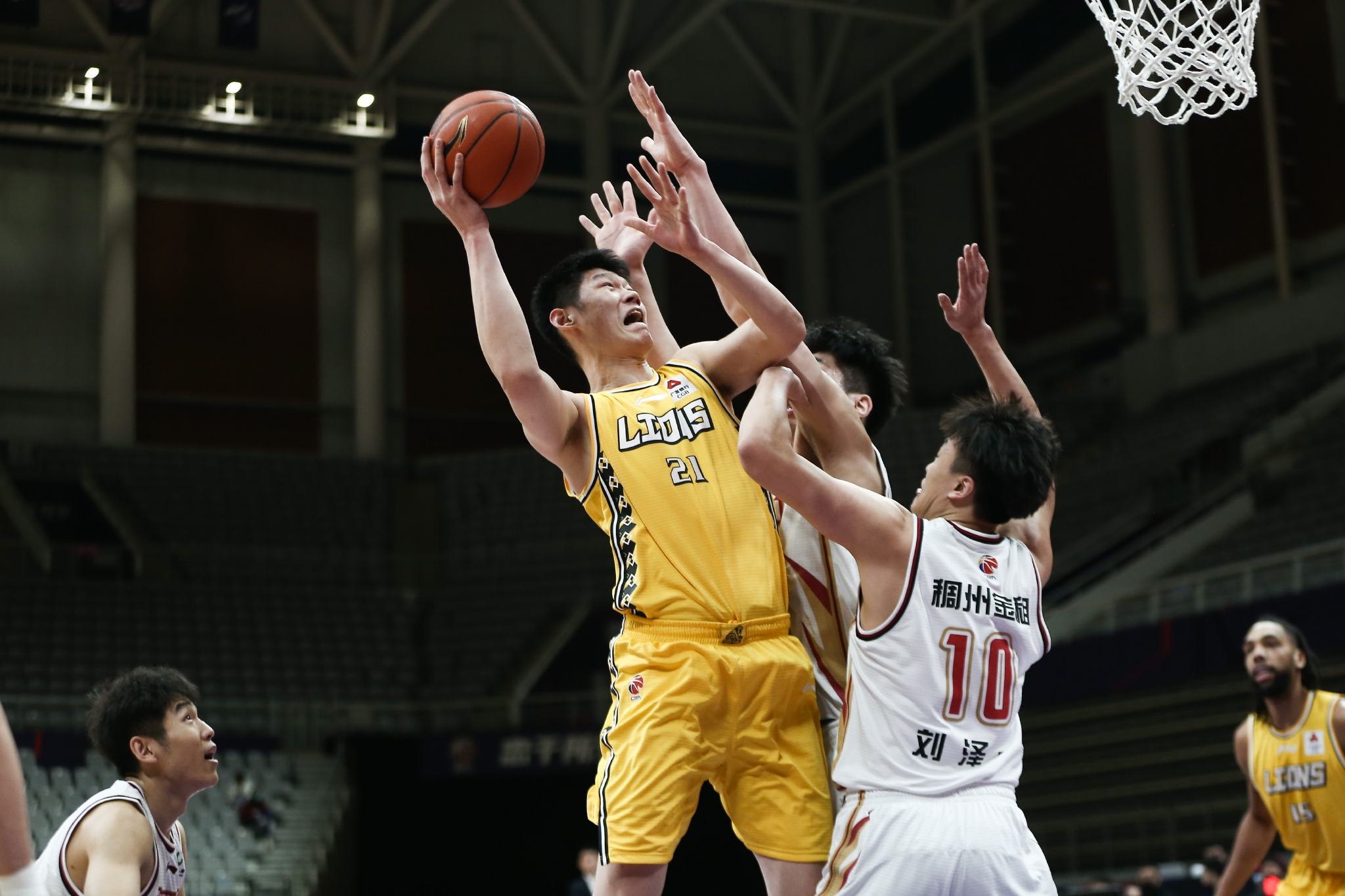 风云突变！里昂今晚再遭质疑；CBA常规赛版图或变；更衣室稳定；阵容厚度经受考验(2019cba冲突集锦)
